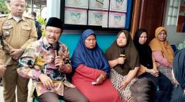 Menteri Sosial Saifullah Yusuf berbincang-bincang dengan keluarga penerima manfaat bansos, saat kunjungan kerja ke Puskesos Desa Margakaya, Kabupaten Karawang, Jabar, Selasa (21/10/2025). (ANTARA/Ali Khumaini)
