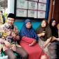 Menteri Sosial Saifullah Yusuf berbincang-bincang dengan keluarga penerima manfaat bansos, saat kunjungan kerja ke Puskesos Desa Margakaya, Kabupaten Karawang, Jabar, Selasa (21/10/2025). (ANTARA/Ali Khumaini)