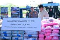 Presiden RI Prabowo Subianto didampingi Kapolri Jendral Polisi Sulistyo Sigit saat meninjau pemusnahan narkoba di Lapangan Bhayangkara Mabes Polri, Jakarta, Rabu (29/10/2025). (ANTARA/HO-Sekretariat Presiden)