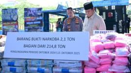 Presiden RI Prabowo Subianto didampingi Kapolri Jendral Polisi Sulistyo Sigit saat meninjau pemusnahan narkoba di Lapangan Bhayangkara Mabes Polri, Jakarta, Rabu (29/10/2025). (ANTARA/HO-Sekretariat Presiden)
