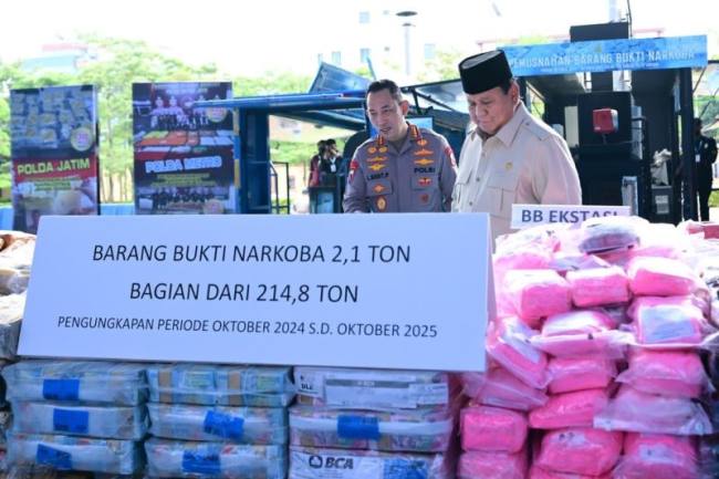 Presiden RI Prabowo Subianto didampingi Kapolri Jendral Polisi Sulistyo Sigit saat meninjau pemusnahan narkoba di Lapangan Bhayangkara Mabes Polri, Jakarta, Rabu (29/10/2025). (ANTARA/HO-Sekretariat Presiden)