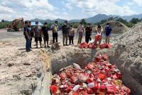 Pemusnahan wortel dan kentang ilegal dari Malaysia, Kamis (30/10/2025). (ANTARA/Narwati)