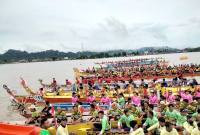 Para peserta di perahu tradisional pada pembukaan Festival Sungai Kayan 2025 di Tanjung Selor, Kabupaten Bulungan, Kalimantan Utara, Senin (6/10/2025). (ANTARA/Susylo Asmalyah)
