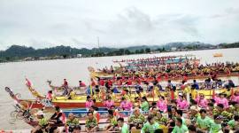 Para peserta di perahu tradisional pada pembukaan Festival Sungai Kayan 2025 di Tanjung Selor, Kabupaten Bulungan, Kalimantan Utara, Senin (6/10/2025). (ANTARA/Susylo Asmalyah)