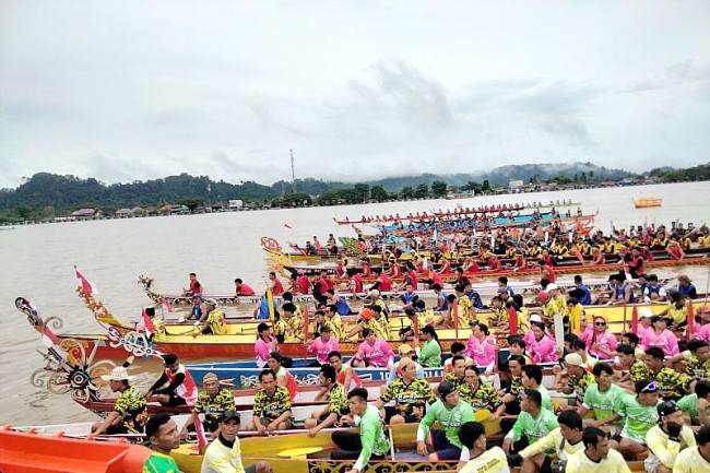 Para peserta di perahu tradisional pada pembukaan Festival Sungai Kayan 2025 di Tanjung Selor, Kabupaten Bulungan, Kalimantan Utara, Senin (6/10/2025). (ANTARA/Susylo Asmalyah)