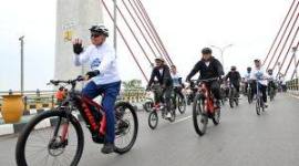 Sambil gowes Gubernur Kalsel saat menghadiri Banua QRIStival 2025. Foto : MC Kalsel