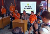 Kepala Badan SAR Nasional (Basarnas) Marsekal Madya TNI Mohammad Syafii (duduk memegang mic) saat memberikan keterangan terkini terkait korban Ponpes Al Khoziny, di Sidoarjo, Rabu (1/10/2025). (ANTARA/Fahmi Alfian)