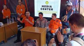 Kepala Badan SAR Nasional (Basarnas) Marsekal Madya TNI Mohammad Syafii (duduk memegang mic) saat memberikan keterangan terkini terkait korban Ponpes Al Khoziny, di Sidoarjo, Rabu (1/10/2025). (ANTARA/Fahmi Alfian)