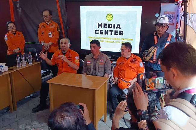 Kepala Badan SAR Nasional (Basarnas) Marsekal Madya TNI Mohammad Syafii (duduk memegang mic) saat memberikan keterangan terkini terkait korban Ponpes Al Khoziny, di Sidoarjo, Rabu (1/10/2025). (ANTARA/Fahmi Alfian)