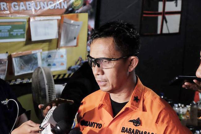 Direktur Operasi Basarnas Laksamana Pertama TNI Yudhi Bramantyo saat menyampaikan perkembangan tentang korban Ponpes Al Khoziny di Sidoarjo, Minggu (5/10/2025). (ANTARA/Fahmi Alfian)