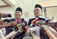 Wakil Ketua DPR RI Cucun Ahmad Syamsurijal (kiri) bersama Ketua Komisi VIII DPR RI Marwan Dasopang (kanan) saat memberikan keterangan kepada awak media di Kompleks Parlemen, Senayan, Jakarta, Selasa (26/8/2025). (ANTARA/Melalusa Susthira K)