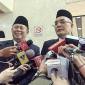 Wakil Ketua DPR RI Cucun Ahmad Syamsurijal (kiri) bersama Ketua Komisi VIII DPR RI Marwan Dasopang (kanan) saat memberikan keterangan kepada awak media di Kompleks Parlemen, Senayan, Jakarta, Selasa (26/8/2025). (ANTARA/Melalusa Susthira K)