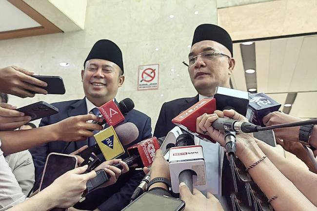 Wakil Ketua DPR RI Cucun Ahmad Syamsurijal (kiri) bersama Ketua Komisi VIII DPR RI Marwan Dasopang (kanan) saat memberikan keterangan kepada awak media di Kompleks Parlemen, Senayan, Jakarta, Selasa (26/8/2025). (ANTARA/Melalusa Susthira K)