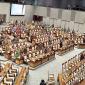 Sejumlah Anggota DPR RI menghadiri Rapat Paripurna DPR RI di kompleks parlemen, Jakarta, Kamis (2/10/2025). (ANTARA/Bagus A Rizaldi)