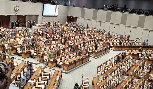 Sejumlah Anggota DPR RI menghadiri Rapat Paripurna DPR RI di kompleks parlemen, Jakarta, Kamis (2/10/2025). (ANTARA/Bagus A Rizaldi)