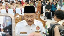 
Mensos Gus Ipul saat diwawancara awak media di Samarinda, Kalimantan Timur, Selasa (7/10/2025). (ANTARA/A Rifandi)