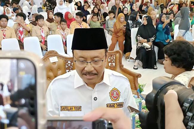 
Mensos Gus Ipul saat diwawancara awak media di Samarinda, Kalimantan Timur, Selasa (7/10/2025). (ANTARA/A Rifandi)