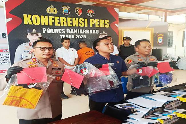 Polres Banjarbaru menggelar konferensi pers terkait pengungkapan kasus buang bayi di Banjarbaru, Selasa (14/10/2025). (SI/ANT/Yose Rizal)