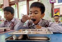 Peserta didik di salah satu sekolah di Kabupaten Penajam Paser Utara, Provinsi Kalimantan Timur, menyantap menu program MBG. (SI/ANTARA/Dokumen Pribadi)
