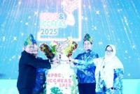 Menteri Lingkungan Hidup Hanif Faisol Nurofiq saat membuka penyelenggaraan 2nd KUUB Postgraduate by Research Colloquium (KPRC) dan The 6th International Conference on Chemical Engineering and Applied Sciences (ICChEAS) yang digelar ULM di Banjarmasin, Kamis (16/10/2025). (ANTARA/Firman)