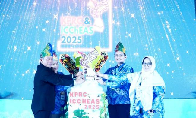 Menteri Lingkungan Hidup Hanif Faisol Nurofiq saat membuka penyelenggaraan 2nd KUUB Postgraduate by Research Colloquium (KPRC) dan The 6th International Conference on Chemical Engineering and Applied Sciences (ICChEAS) yang digelar ULM di Banjarmasin, Kamis (16/10/2025). (ANTARA/Firman)

