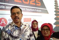 Menteri UMKM Maman Abdurrahman dan Rektor Institut Pariwisata Trisakti Fetty Asmaniati (kanan) diwawancarai wartawan di sela Konferensi Internasional terkait pariwisata, gastronomi, dan tujuan wisata (TGDIC) 2025 di Nusa Dua, Kabupaten Badung, Bali, Jumat (17/10/2025). (ANTARA/Dewa Ketut SW)