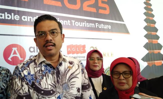 Menteri UMKM Maman Abdurrahman dan Rektor Institut Pariwisata Trisakti Fetty Asmaniati (kanan) diwawancarai wartawan di sela Konferensi Internasional terkait pariwisata, gastronomi, dan tujuan wisata (TGDIC) 2025 di Nusa Dua, Kabupaten Badung, Bali, Jumat (17/10/2025). (ANTARA/Dewa Ketut SW)
