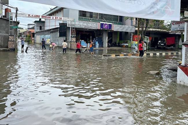 Kondisi banjir di salah satu titik di Samarinda, Rabu (22/10/2025). (ANTARA/A Rifandi)