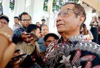 Mantan Menteri Koordinator Bidang Politik, Hukum, dan Keamanan (Menkopolhukam) Mahfud MD di Kompleks Sasana Hinggil Dwi Abad, Alun-alun Selatan, Kota Yogyakarta, Minggu (26/10/2025). (ANTARA/Luqman Hakim)