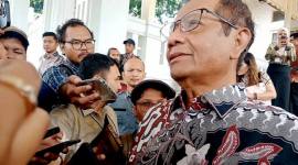 Mantan Menteri Koordinator Bidang Politik, Hukum, dan Keamanan (Menkopolhukam) Mahfud MD di Kompleks Sasana Hinggil Dwi Abad, Alun-alun Selatan, Kota Yogyakarta, Minggu (26/10/2025). (ANTARA/Luqman Hakim)