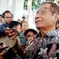 Mantan Menteri Koordinator Bidang Politik, Hukum, dan Keamanan (Menkopolhukam) Mahfud MD di Kompleks Sasana Hinggil Dwi Abad, Alun-alun Selatan, Kota Yogyakarta, Minggu (26/10/2025). (ANTARA/Luqman Hakim)