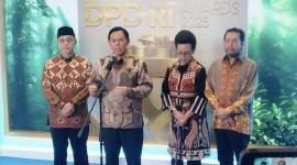 Ketua DPD RI Sultan B Najamudin bersama jajaran Pimpinan DPD RI saat konferensi pers acara DPD Awards 2025 di The Tribrata Hotel and Convention Center di Jakarta, Selasa (28/10/2025). (ANTARA/Bagus A Rizaldi)