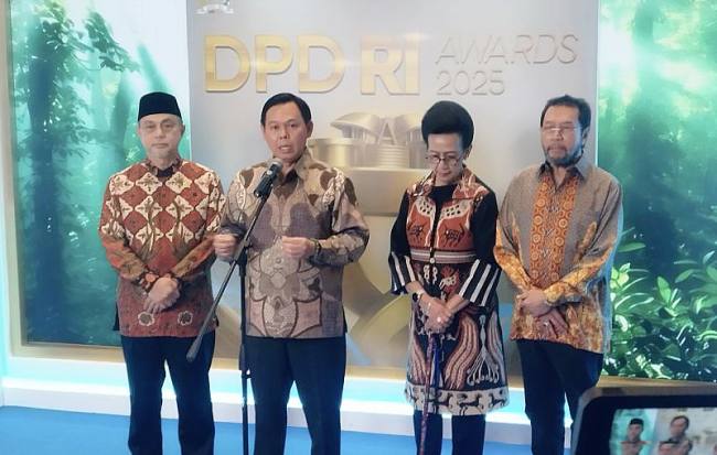 Ketua DPD RI Sultan B Najamudin bersama jajaran Pimpinan DPD RI saat konferensi pers acara DPD Awards 2025 di The Tribrata Hotel and Convention Center di Jakarta, Selasa (28/10/2025). (ANTARA/Bagus A Rizaldi)