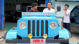 Kepala SMKN 10 Samarinda Maryono duduk di mobil listrik bersama siswanya. (ANTARA/A Rifandi)