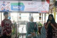 Ketua PKK Kota Banjarmasin Hj Neli Listriani saat berinteraksi dengan para siswi SMPN 19 Banjarmasin dalam proses