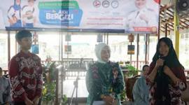 Ketua PKK Kota Banjarmasin Hj Neli Listriani saat berinteraksi dengan para siswi SMPN 19 Banjarmasin dalam proses 