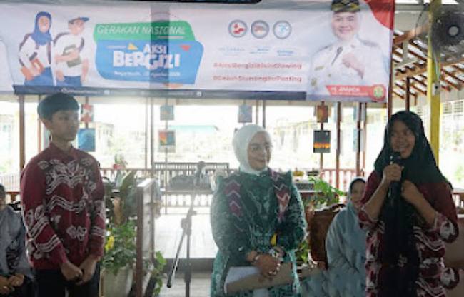 Ketua PKK Kota Banjarmasin Hj Neli Listriani saat berinteraksi dengan para siswi SMPN 19 Banjarmasin dalam proses 