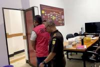 Petugas Kejaksaan Negeri Tabalong membawa tersangka korupsi berinisial SB yang merupakan pegawai salah satu Badan Usaha Milik Umum (BUMN) terkait dugaan kasus korupsi senilai Rp4 miliar untuk menjalani penahanan di Rumah Tahanan Negara (Rutan) Kelas IIB Tanjung di Tabalong, Kalimantan Selatan, Senin (13/10/2025). (SI/ANTARA/DOK Kejari Tabalong)