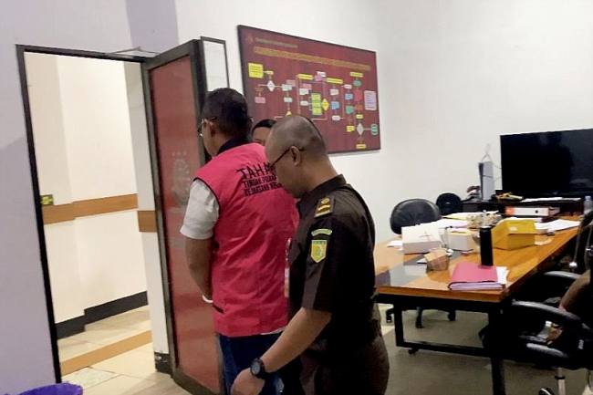 Petugas Kejaksaan Negeri Tabalong membawa tersangka korupsi berinisial SB yang merupakan pegawai salah satu Badan Usaha Milik Umum (BUMN) terkait dugaan kasus korupsi senilai Rp4 miliar untuk menjalani penahanan di Rumah Tahanan Negara (Rutan) Kelas IIB Tanjung di Tabalong, Kalimantan Selatan, Senin (13/10/2025). (SI/ANTARA/DOK Kejari Tabalong)