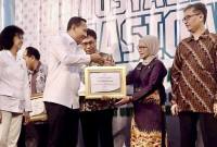 Wakil Menteri Kehutanan (Wamenhut) Rohmat Marzuki (kedua kiri) menyerahkan penghargaan Penyelenggara Penyuluhan Kehutanan 2025 terbaik nasional kepada Kepala Dinas Kehutanan Provinsi Kalimantan Selatan (Dishut Kalsel) Fathimatuzzahra (kedua kanan) dalam acara Musyawarah Nasional di Jakarta, Selasa (21/10/2025). (SI/ANTARA/DOK Dishut Kalsel)