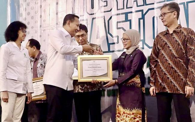 Wakil Menteri Kehutanan (Wamenhut) Rohmat Marzuki (kedua kiri) menyerahkan penghargaan Penyelenggara Penyuluhan Kehutanan 2025 terbaik nasional kepada Kepala Dinas Kehutanan Provinsi Kalimantan Selatan (Dishut Kalsel) Fathimatuzzahra (kedua kanan) dalam acara Musyawarah Nasional di Jakarta, Selasa (21/10/2025). (SI/ANTARA/DOK Dishut Kalsel)