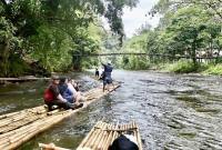 Para wisatawan menaiki Bamboo Rafting menyusuri Sungai Amandit yang membelah hutan tropis di Desa Lok Lahung, Kecamatan Loksado, Kabupaten Hulu Sungai Selatan, Kalimantan Selatan, Senin (20/10/2025). (ANTARA/Abdul Hakim)
