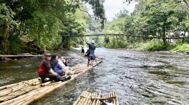 Para wisatawan menaiki Bamboo Rafting menyusuri Sungai Amandit yang membelah hutan tropis di Desa Lok Lahung, Kecamatan Loksado, Kabupaten Hulu Sungai Selatan, Kalimantan Selatan, Senin (20/10/2025). (ANTARA/Abdul Hakim)