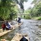 Para wisatawan menaiki Bamboo Rafting menyusuri Sungai Amandit yang membelah hutan tropis di Desa Lok Lahung, Kecamatan Loksado, Kabupaten Hulu Sungai Selatan, Kalimantan Selatan, Senin (20/10/2025). (ANTARA/Abdul Hakim)
