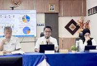 Kepala Kanwil DJPb Provinsi Kalsel Catur Ariyanto Widodo (tengah) memaparkan kinerja fiskal daerah di Banjarmasin, Kalimantan Selatan, Kamis (30/10/2025). (ANTARA/Tumpal A Aritonang)