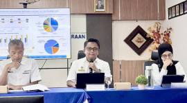 Kepala Kanwil DJPb Provinsi Kalsel Catur Ariyanto Widodo (tengah) memaparkan kinerja fiskal daerah di Banjarmasin, Kalimantan Selatan, Kamis (30/10/2025). (ANTARA/Tumpal A Aritonang)