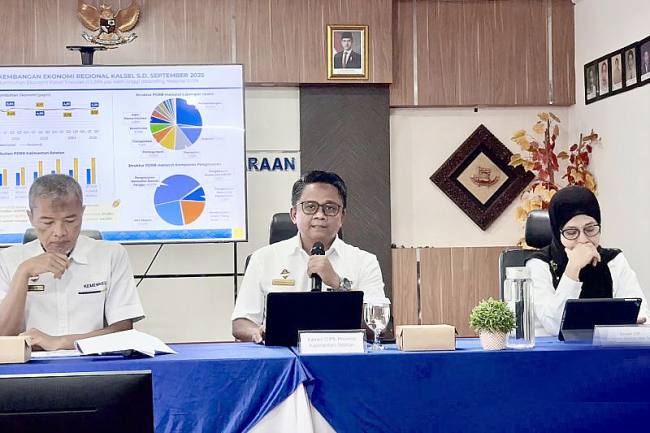 Kepala Kanwil DJPb Provinsi Kalsel Catur Ariyanto Widodo (tengah) memaparkan kinerja fiskal daerah di Banjarmasin, Kalimantan Selatan, Kamis (30/10/2025). (ANTARA/Tumpal A Aritonang)