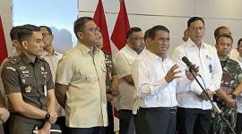 Menteri Pertanian Andi Amran Sulaiman (ketiga kiri) menyampaikan keterangan pers terkait pencapaian 1 tahun pemerintahan Presiden Prabowo-Gibran di Jakarta, Rabu (22/10/2025). (ANTARA/Shofi Ayudiana)