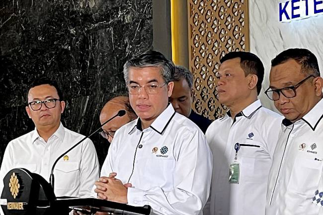 Menteri Ketenagakerjaan (Menaker) Yassierli dalam konferensi pers di Kantor Kemnaker RI, Jakarta, Senin (13/10/2025). (ANTARA/Arnidhya Nur Zhafira)