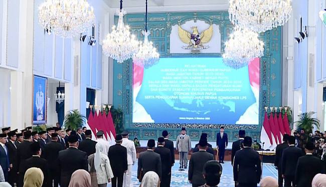 Presiden Prabowo Subianto melantik Dony Oskaria sebagai Kepala Badan Pengaturan BUMN di Istana Negara, Jakarta, Rabu (8/10/2025). (ANTARA/DOK BPMI Sekretariat Presiden)